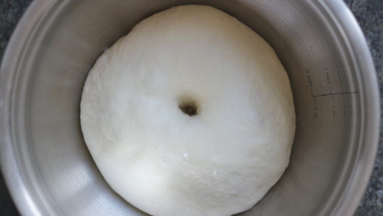 烤菠萝鸡肉汉堡,面团放容器盖上保鲜膜,于温暖湿润处发酵至2一2.5倍大,夏天也可室温发酵。有时间也可放冰箱冷藏发酵18小时左右,面包更俱风味。