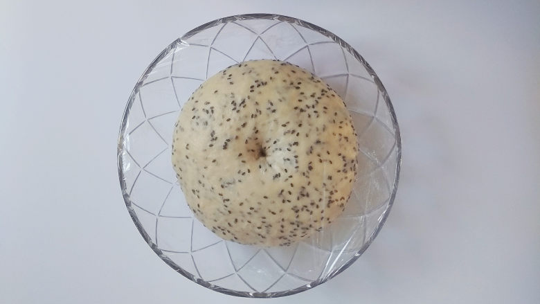 全麦芝麻餐包,放在温暖处发酵到2倍,手指沾粉按入不塌不回缩即可