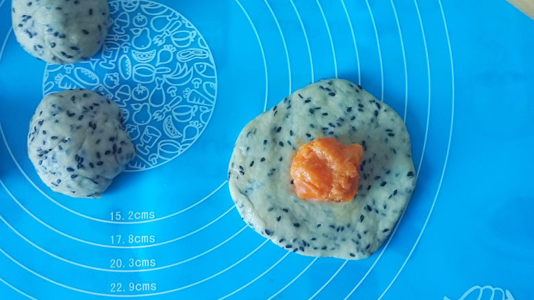 全麦芝麻餐包,把小面团按圆,包入适量的馅料