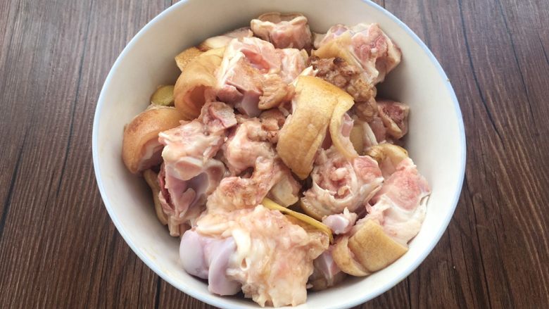香菇炖猪蹄,以上调料添加完后,搅拌均匀腌制两分钟。