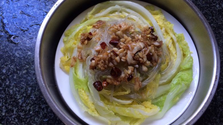蒜蓉粉丝娃娃菜,倒入娃娃菜上,然后放在开水锅上真好10分钟即可~