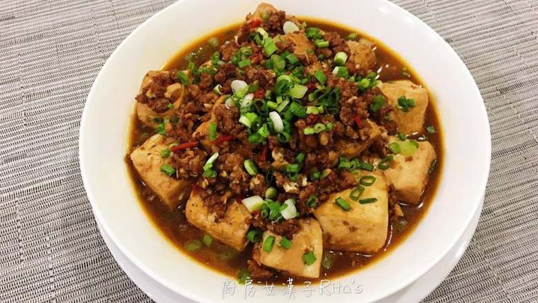 剁椒燒豆腐,撒上蔥花,趁熱享用。