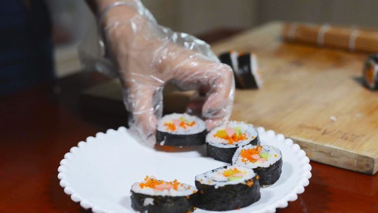 鱼籽紫菜包饭,摆盘,可以放些日式酱油作为蘸料,喜欢芥末的也可以加入。