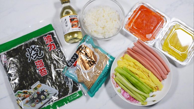 鱼籽紫菜包饭,前期工作准备完成,腌萝卜买的现成品,米饭蒸熟后稍微晾一下,避免太多水分。