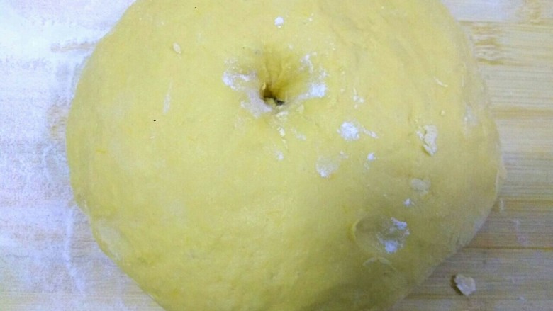蜜豆南瓜包,发好的面团从面包机里拿出来,揉光滑