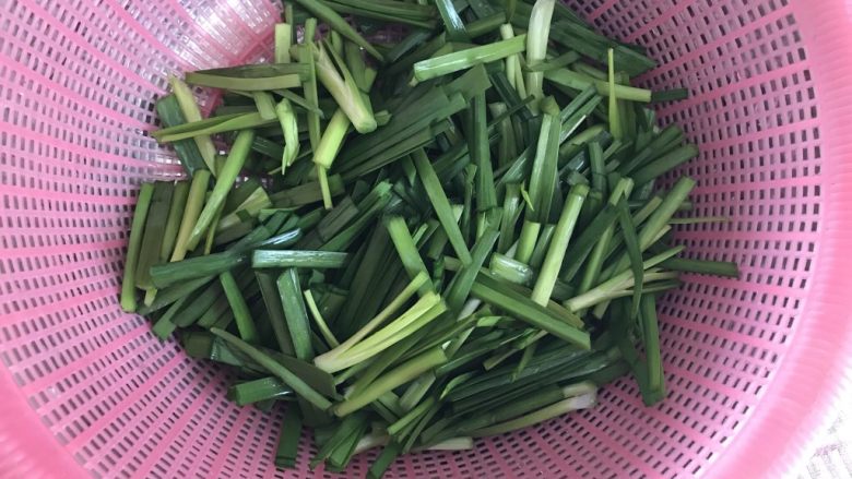 绿色美食~虾皮鸡蛋炒韭菜,切段备用
