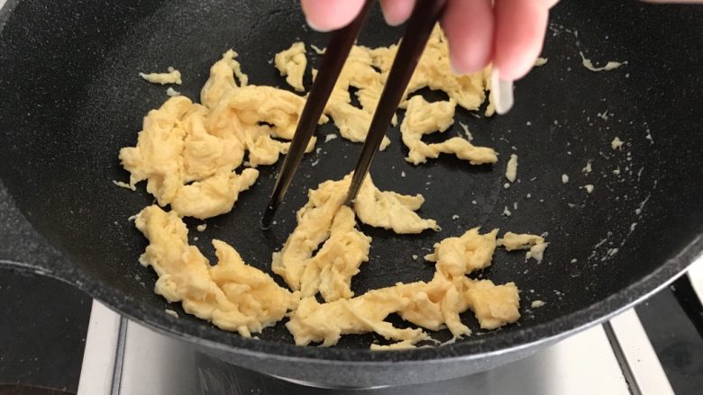 绿色美食~虾皮鸡蛋炒韭菜,鸡蛋液倒入锅中,开始凝固时,筷子顺一方向打圈,炒出的蛋花比较蓬松有弹性哟