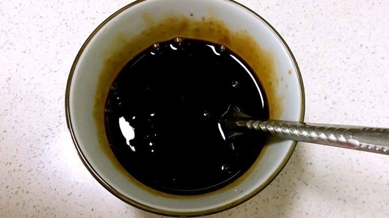 红烧酥鲫鱼,充分调匀,碗汁做好了