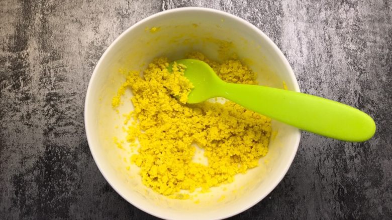 玛格丽特饼干,1.鸡蛋煮熟,去壳留下蛋黄,压成泥
