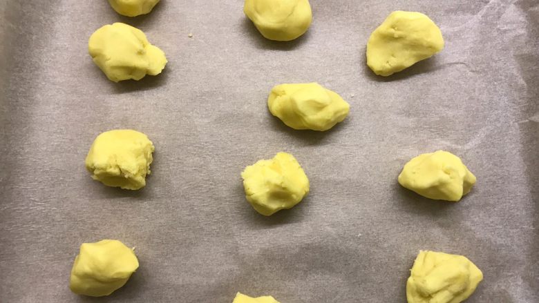 玛格丽特饼干,取出面团,分成10克左右的小面团