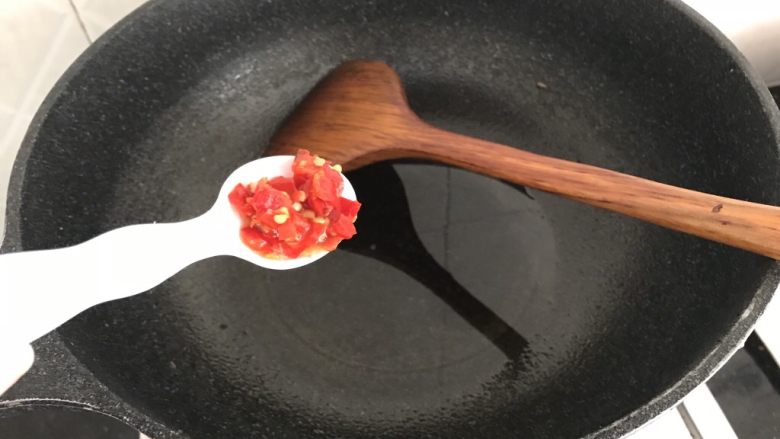 绿色美食~虾皮鸡蛋炒韭菜,再次热锅下油,加入一匙剁辣椒,炒香提味,喜辣的可以多加点,不喜欢的也可以免掉,一句话:主要是适合自己家人的口味