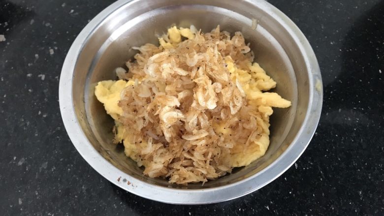 绿色美食~虾皮鸡蛋炒韭菜,炒至微黄闻见香味,盛出蛋花盘里