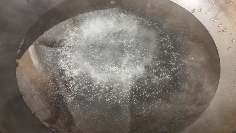 美容养生汤~黄豆炖猪尾,锅中添加适量水烧开。