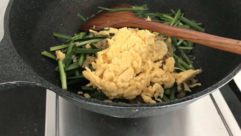 绿色美食~虾皮鸡蛋炒韭菜,接着把蛋花和虾皮也倒进去,炒2下至均匀
