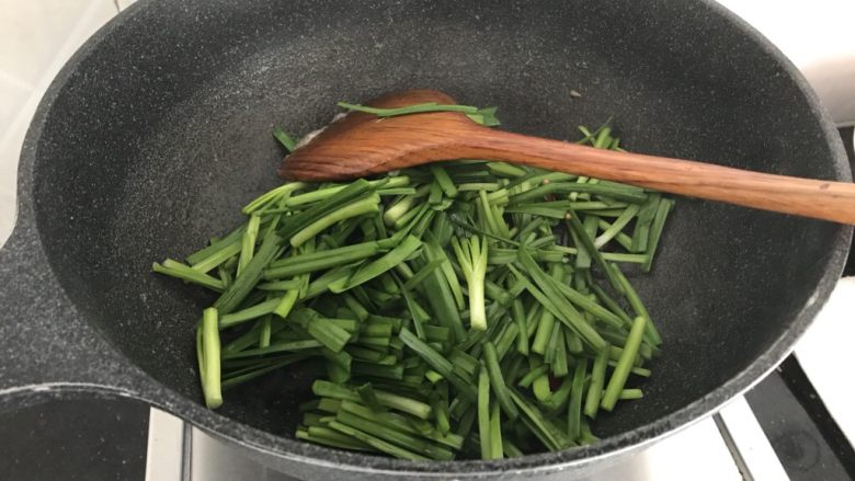 绿色美食~虾皮鸡蛋炒韭菜,然后倒进韭菜
