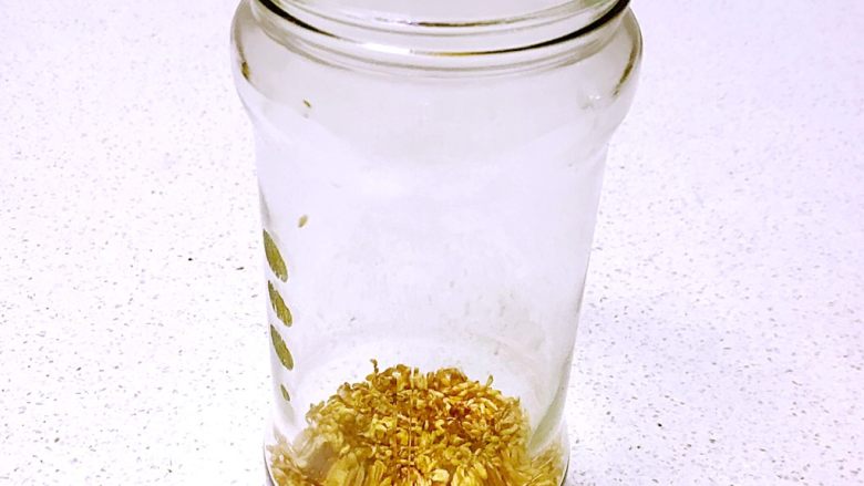 糖桂花,取一个高温消毒的瓶子,瓶底放一层桂花