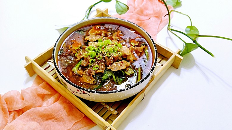 水煮肉片,端锅汤带肉片一起倒在放菜的大碗中,肉片上放上葱叶,香菜碎和白<a style='color:red;display:inline-block;' href='/shicai/ 666'>芝麻</a>。锅中加少许油加热泼油即可开动。