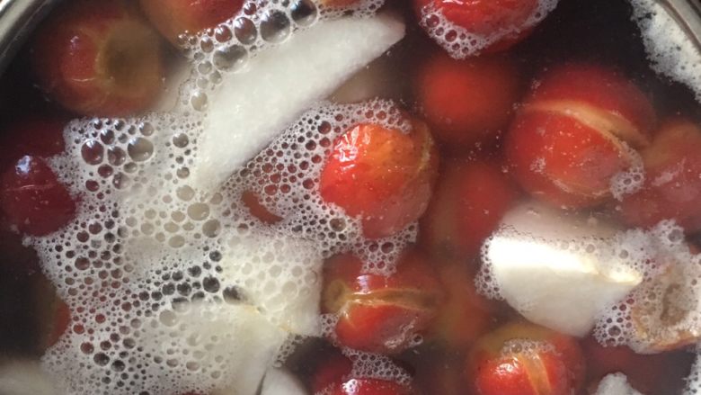 山楂白梨汁,白梨加入锅中，水开后转小火慢煮，出现白沫舀出
