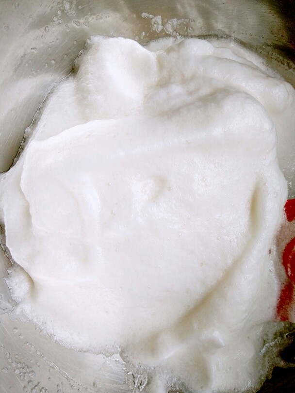 绿色美食+三色蒸蛋,蛋白加上白糖,用打蛋器打发至纹路不消