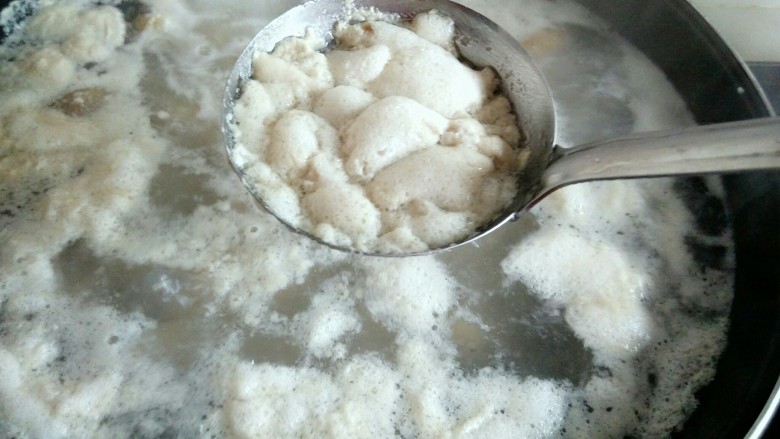 笋香猪蹄,用勺子撇出浮沫,并不断在锅中搅动,继续捞出浮沫,直至浮沫基本没有。