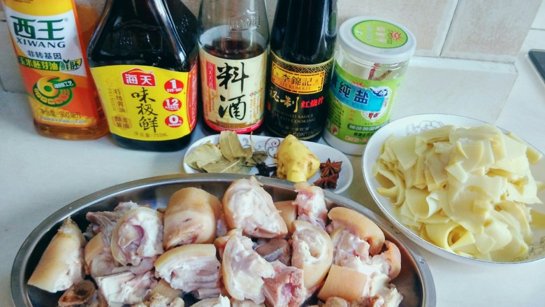 笋香猪蹄,所需食材如上,猪蹄买商家刮洗干净、剁成小块的成品。另外准备点小香葱或<a style='color:red;display:inline-block;' href='/shicai/ 131'>香菜</a>,最后撒在成品菜上。