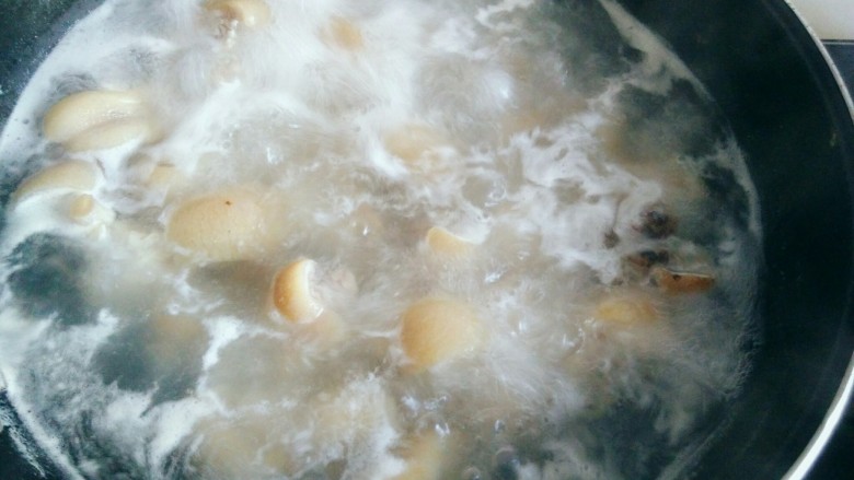 笋香猪蹄,继续大火,烧煮5分钟关火。