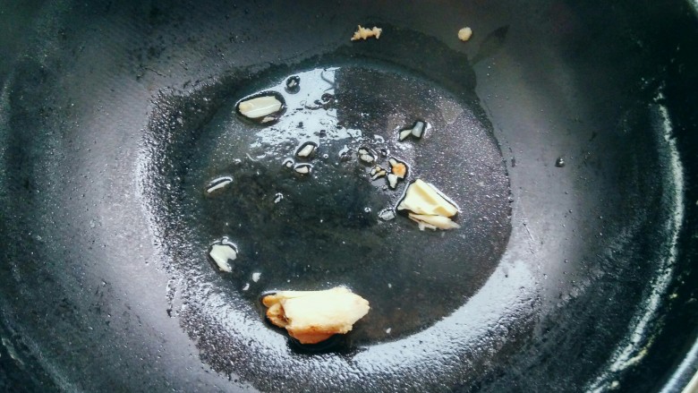 笋香猪蹄,倒掉一部分煮猪蹄的水,将猪蹄小心捡出来,小骨头渣滓就留在锅底,将骨头渣滓倒掉。这一步非常重要,因为见到过不少被骨头渣滓划伤的病例。