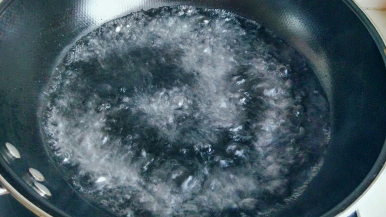 笋香猪蹄,另外开火,烧一锅开水。