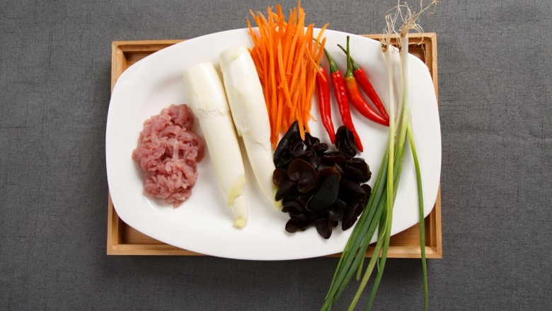 鱼香肉丝,<a style='color:red;display:inline-block;' href='/shicai/ 136'>黑木耳</a>提前用清水浸泡3个小时，<a style='color:red;display:inline-block;' href='/shicai/ 65'>茭白</a>，<a style='color:red;display:inline-block;' href='/shicai/ 429'>瘦肉</a>，胡萝卜切丝，<a style='color:red;display:inline-block;' href='/shicai/ 3250'>葱</a>，<a style='color:red;display:inline-block;' href='/shicai/ 62'>辣椒</a>切碎