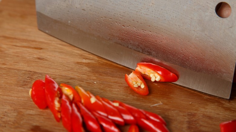 鱼香肉丝,辣椒切小片