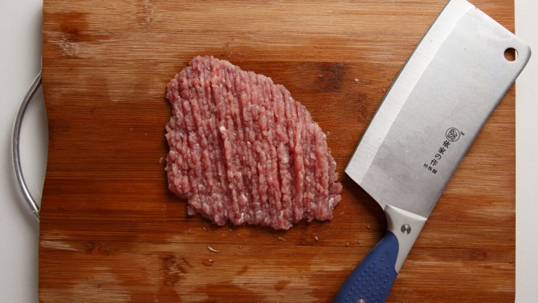 鱼香肉丝,瘦肉切丝，装入碗中，加入淀粉，生抽和少量油，腌制半小时