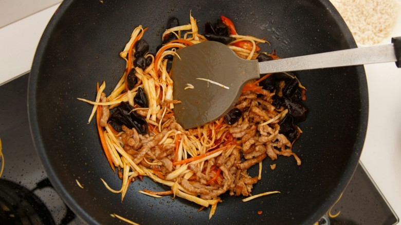 鱼香肉丝,将砂糖，醋和生抽一起兑成汁备用