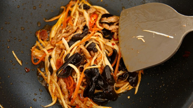 鱼香肉丝,锅中烧热，倒入油烧到八成热，放入腌制好的肉丝，炒至变色，加入<a style='color:red;display:inline-block;' href='/shicai/ 705'>豆瓣酱</a>，辣椒翻炒