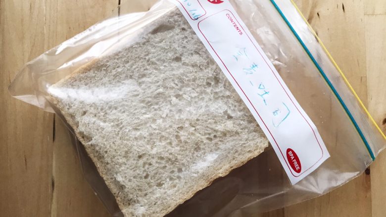 面包布丁 - 老化面包的华丽转身,如何缓解面包的老化呢?最简单的方法就是把吃不完的面包密封后冷冻,待要再吃时在100度的烤箱里回温一下;或者直接用吐司机加热。切记一定是冷冻而不是冷藏,冷藏会加速面包老化。