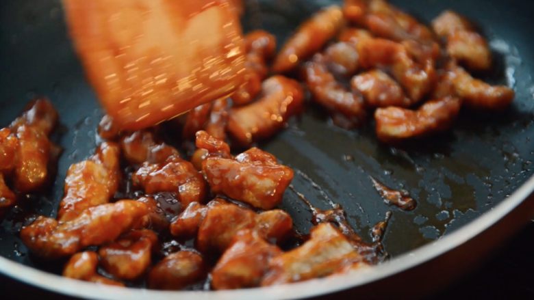 糖醋里脊,倒入炸好的里脊肉,继续翻炒一分钟