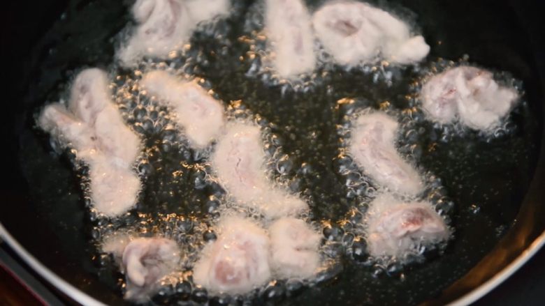 糖醋里脊,放入热油中炸,小火