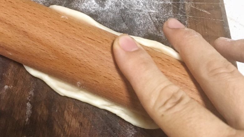 香菇肉馅酥饼,用擀面杖擀平