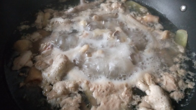 香辣卤鸡爪,水开后再煮5分钟,捞出鸡爪。
