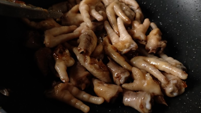 香辣卤鸡爪,放入鸡爪翻炒均匀,炒至鸡爪都包裹上糖色。