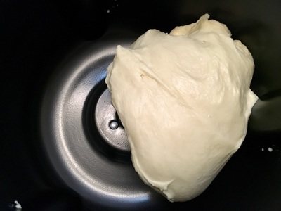 花式小馅饼,面粉300克,水170克,盐3g放入和面机里和成面团
