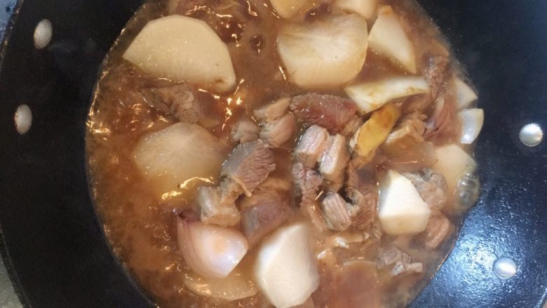 萝卜闷牛腩,柱候酱下锅翻炒出香味后,加高汤或者开水,没过牛腩,大火烧开后加一半萝卜。