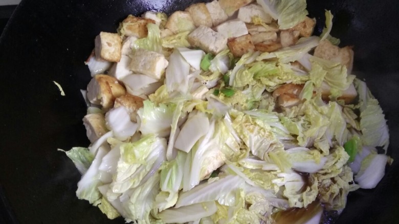 娃娃菜溜豆腐,小心翻动,使娃娃菜浸入调料汁中,放入适量盐,半勺<a style='color:red;display:inline-block;' href='/shicai/ 10588'>糖</a>