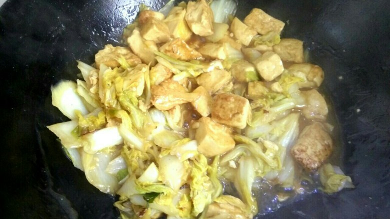 娃娃菜溜豆腐,用两勺淀粉调成汁,把淀粉汁倒入锅中,搅拌均匀关火出锅