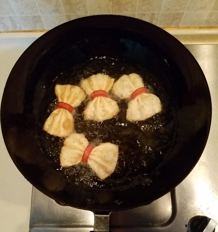 馄饨皮的花样吃法,蝴蝶结熟的更快，翻两次面变金黄就可以了。