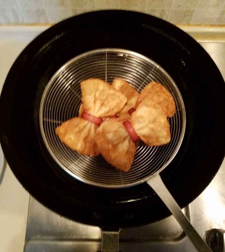 馄饨皮的花样吃法,捞出控油