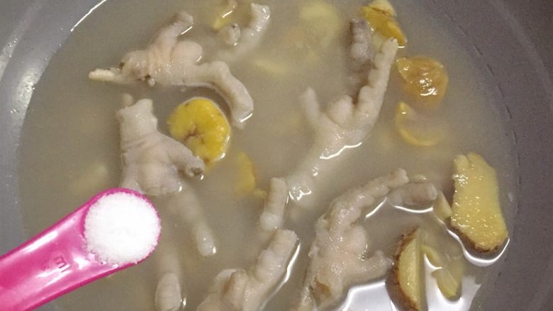 板栗凤爪汤,煲至食材熟透,加入适量盐调味即可。