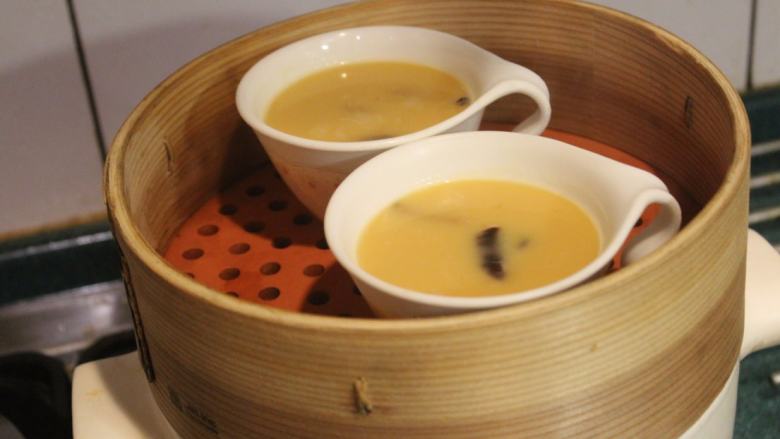 日式茶碗蒸,准备蒸锅,大火出现蒸气时,转成中火,再将蛋汁蒸碗放入。不可以用大火去蒸,这样蛋液会过熟而出现孔泡。
