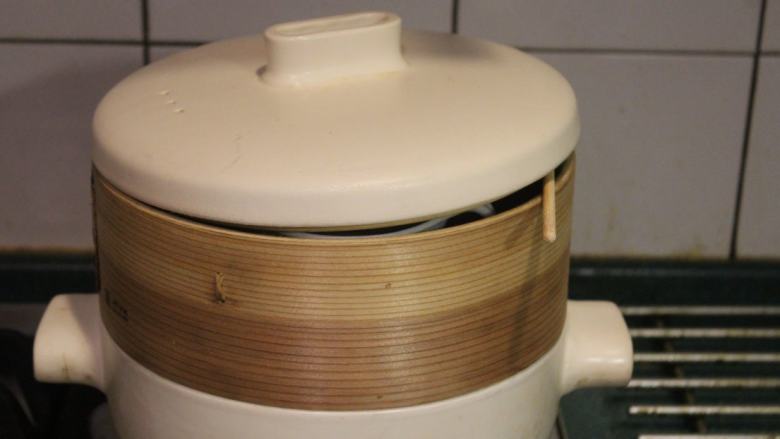 日式茶碗蒸,要放根筷子夹在锅盖边,使过多的蒸汽能够散出。一方面倾斜锅盖,让凝结在锅盖的水滴从边缘流掉,不会滴到蒸蛋上。用中火蒸约8分钟,再改小火2分钟即可。将要浮在表面的<a style='color:red;display:inline-block;' href='/shicai/ 301'>鲜虾</a>、香菜、<a style='color:red;display:inline-block;' href='/shicai/ 2559'>红萝卜</a>、鱼板,在蒸到约5分钟时摆上。