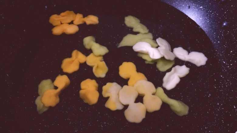 早餐+蝴蝶面 宝宝营养食谱,锅里放入水,水开后放入蝴蝶面入锅大火煮开