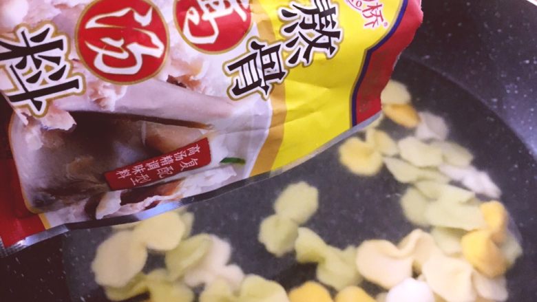 早餐+蝴蝶面 宝宝营养食谱,加入高汤粉,加少量水煮沸腾即可